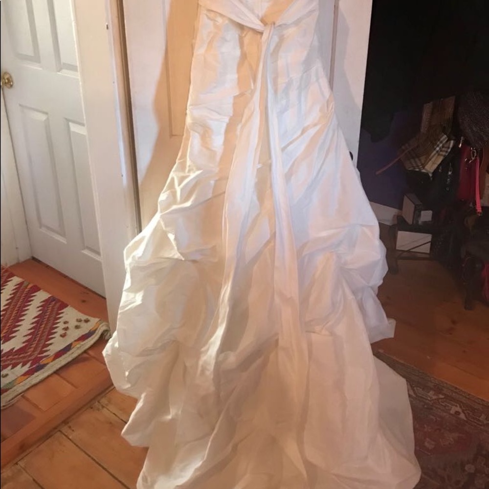 Brand New wedding dress - Picture 7 of 8